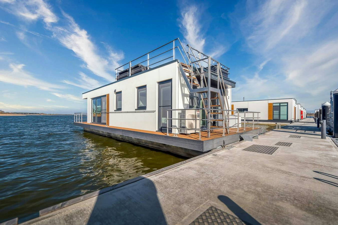 Hausboot mit Kamin auf dem Bodden bei Ahrenshoop in Ribnitz, Ribnitz-Damgarten