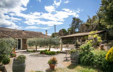 Chambre d’hôte pour 3 personnes, avec terrasse ainsi que vue et jardin à Cotignac