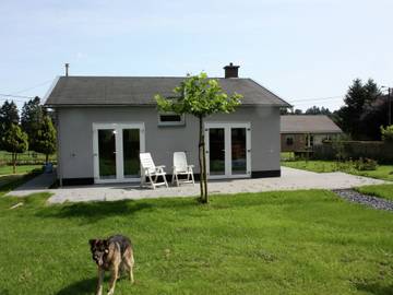 Gîte pour 4 personnes, avec sauna ainsi que terrasse et jacuzzi, adapté aux familles à Gouvy