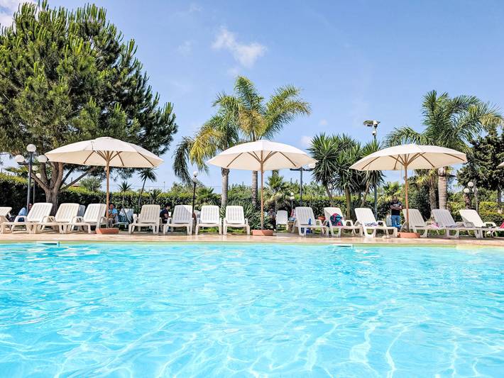 Bungalow für 4 Personen, mit Terrasse und Garten sowie Pool