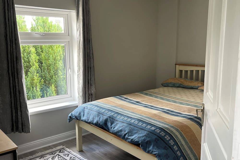 Serene 3-bedroom City Home in charming Kilkenny perfect for relaxing stays in Kilkenny, County Kilkenny