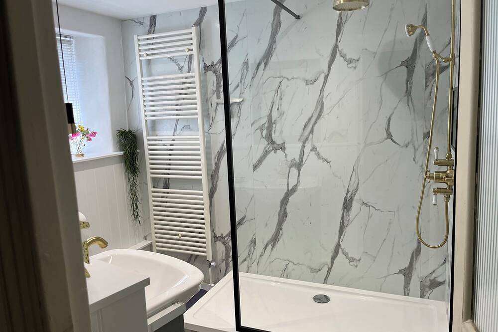Listed Cottage for 2+Rain Shower+Free Parking+Dog Friendly+Near Kingsbridge Quay in Kingsbridge, South Devon