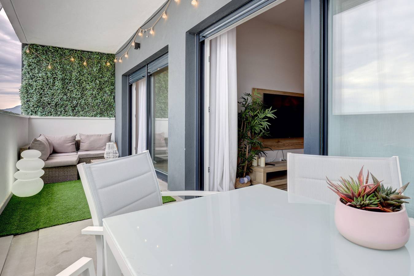 Entire apartment, Apartment 'Wellingtonia' with Sea View, Pool, Padel Court & Wi-Fi in Estepona, Costa del Sol