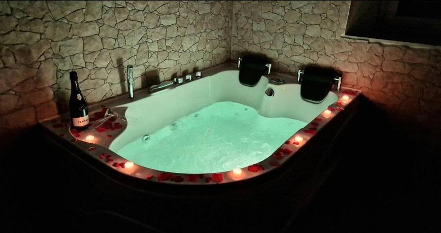 Ferienhaus für 7 Personen, mit Whirlpool und Balkon sowie Pool - 1