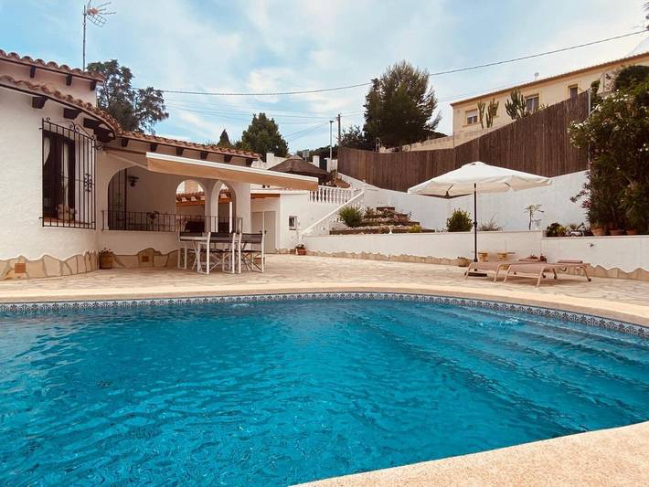 Chalet para 4 personas, con jardín además de piscina y terraza - 1