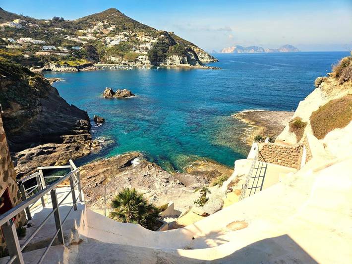 Location de vacances pour 8 personnes, avec Balcon et Terrasse ainsi que Jardin et Piscine à Ponza - 3