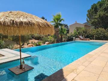 Gîte pour 3 personnes, avec jardin et terrasse ainsi que piscine et vue à Cuges-les-Pins