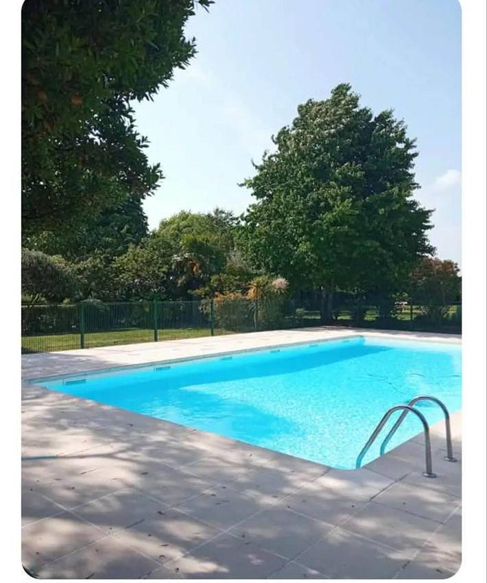 Gîte pour 4 personnes, avec Balcon et Terrasse ainsi que Jardin et Piscine à Marans