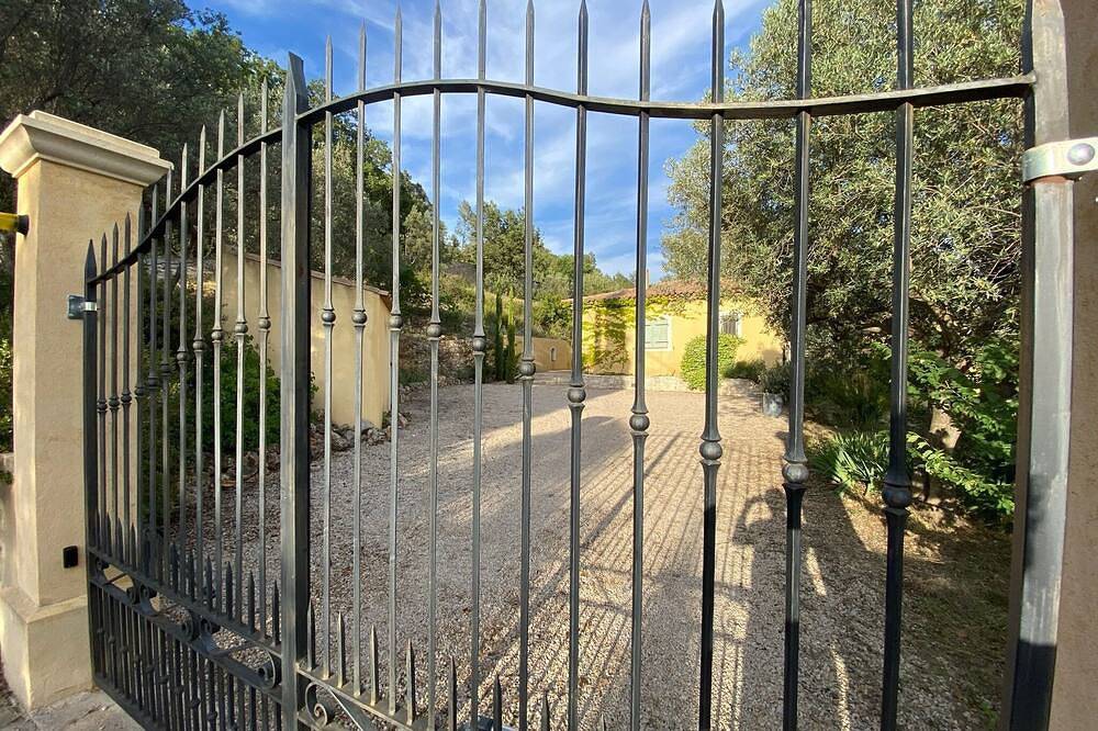 Villa Gramaci. Unobstructed view, large private pool in Callas, Draguignan region