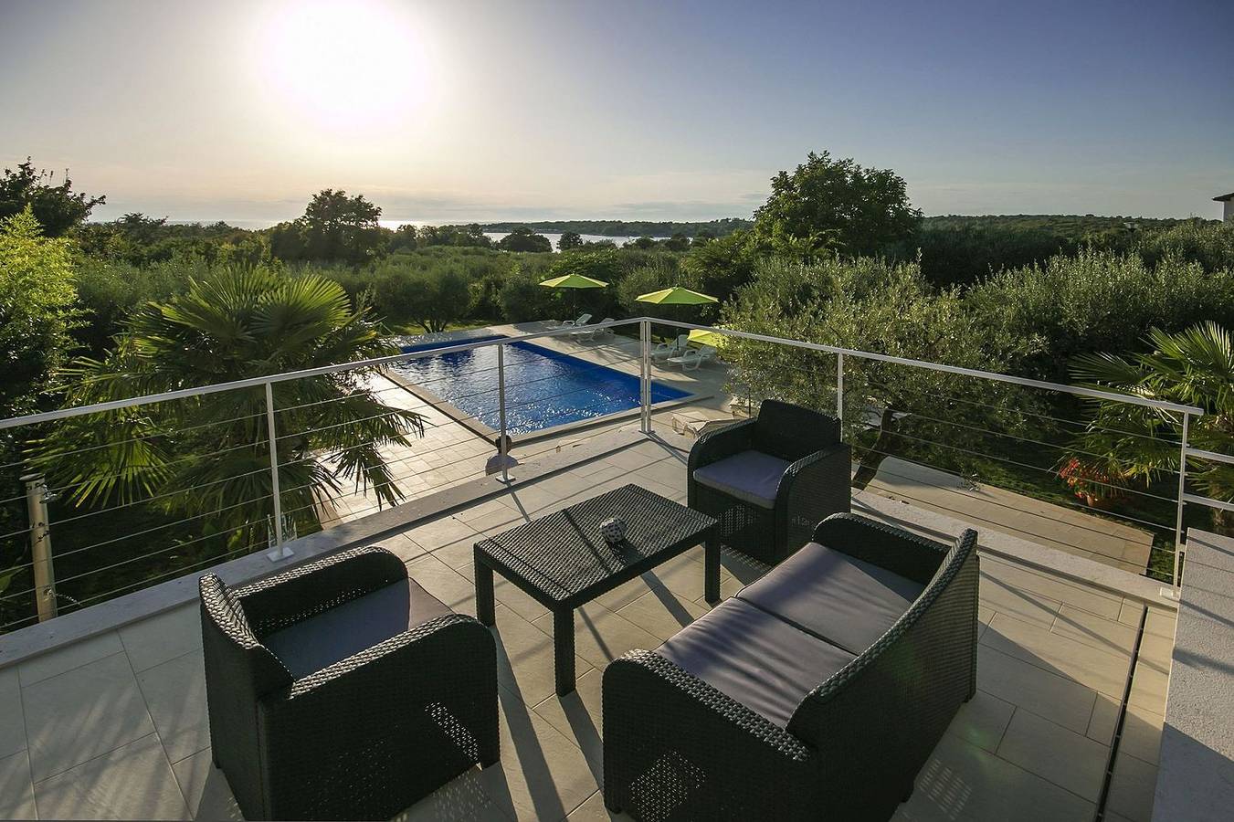 Apartamento entero, Charmantes Apartment nur 400 Meter zum Strand mit grossem Pool, privater Terrasse, Grill, Liegen in Mali Maj, Grad Poreč