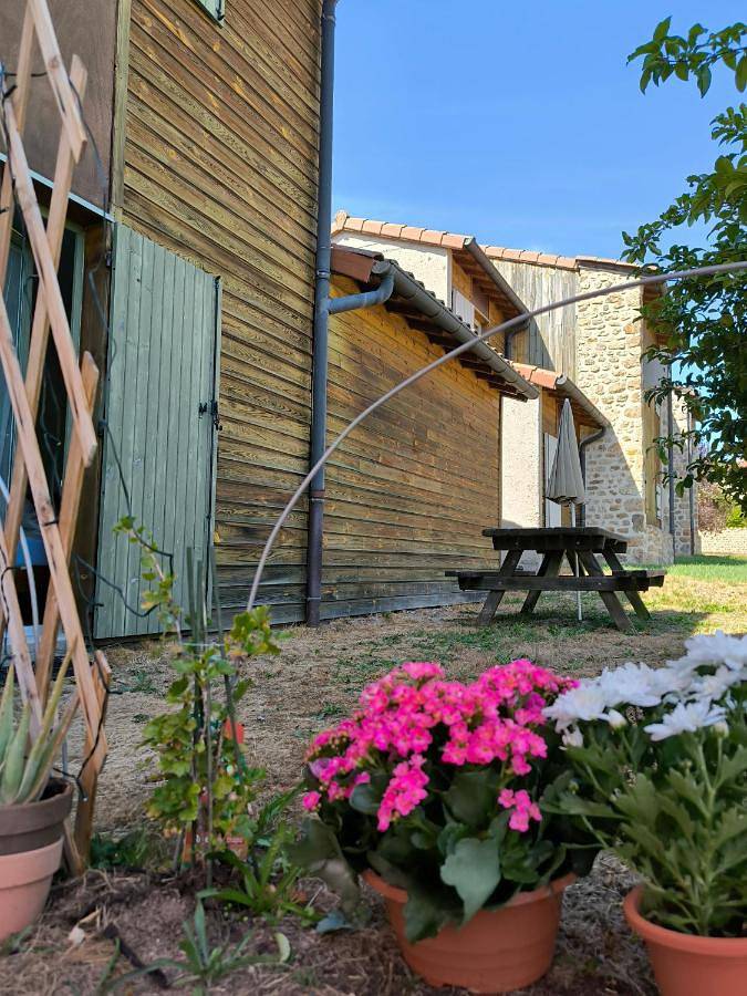 Gîte pour 3 personnes, avec terrasse ainsi que vue et jardin, animaux acceptés à Chomelix