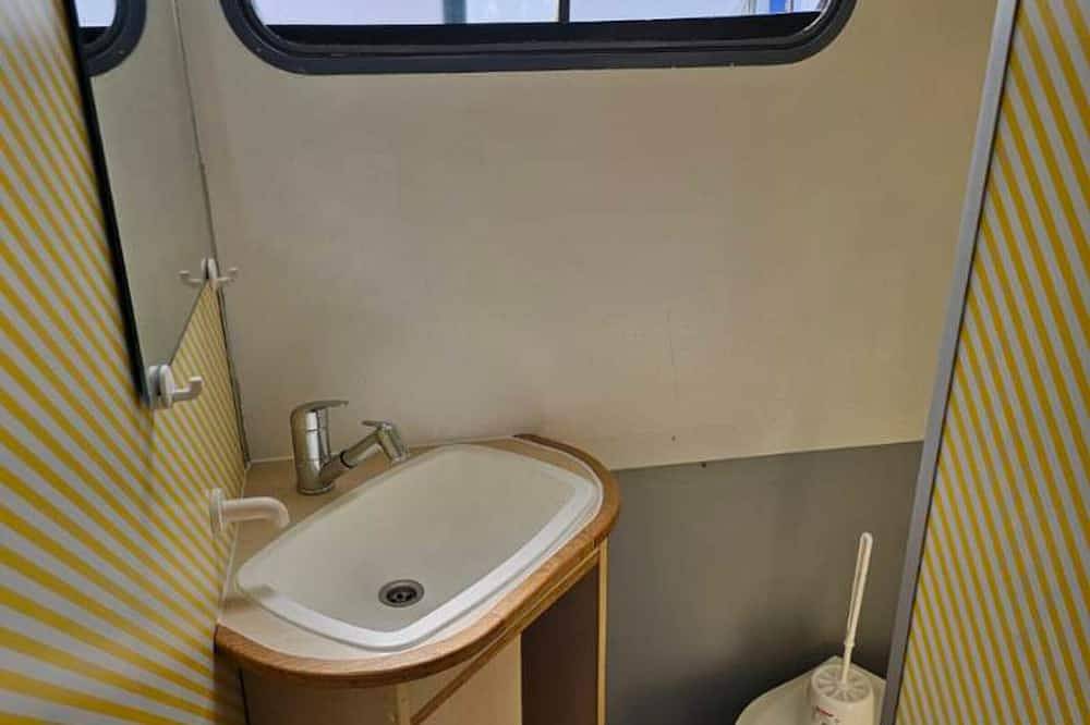 Barco amarrado con kitchenette - 4 pers. in Colombiers, Côte d'Améthyste