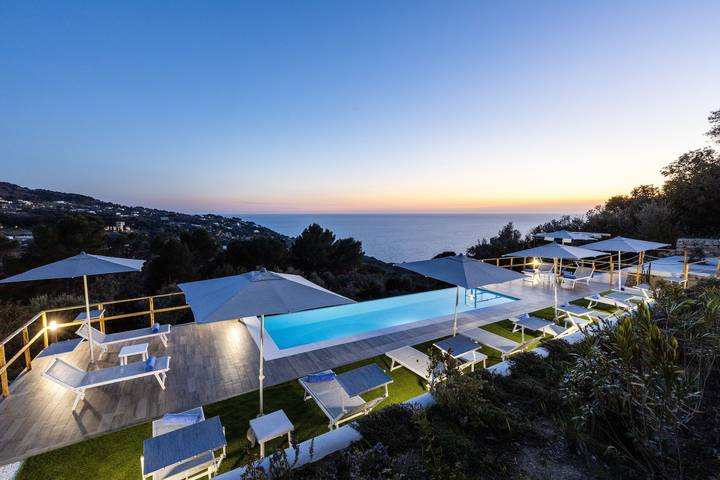 Casa vacanza per 12 persone, con Idromassaggio e Terrazza nonché Giardino e Sauna a Anacapri