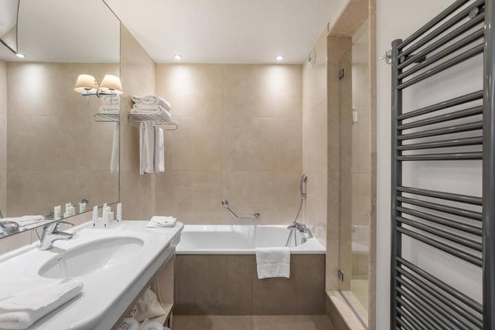 Hôtel pour 2 personnes, avec piscine et terrasse ainsi que sauna et jacuzzi dans Plage d'Albigny - 3