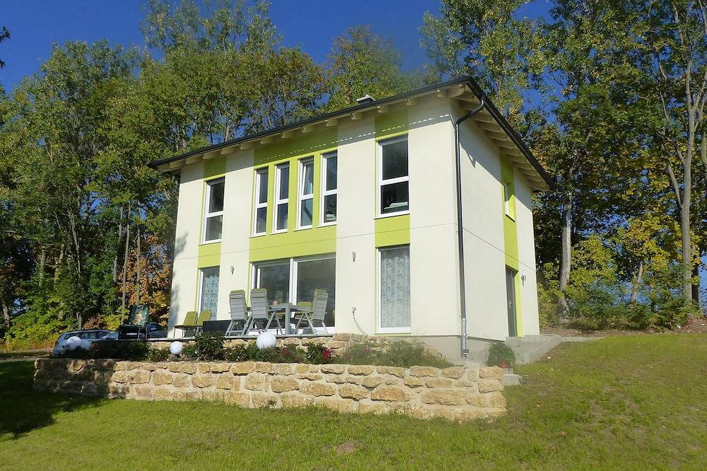 Vacation home on the Hohenfelden reservoir with its own jetty and rowing boat & electric motor in Hohenfelden, Weimarer Land