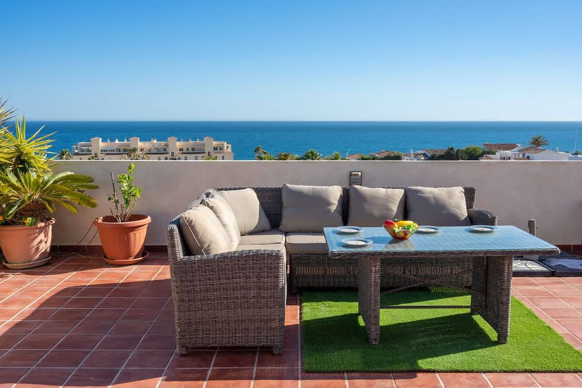 Geheel appartement, Spacious El Faro Penthouse w/ Pool & Beach Access in Mijas Costa, Mijas
