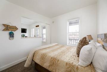 Vacation Apartment for 4 Guests in Traverse City, Lake Michigan, Picture 2