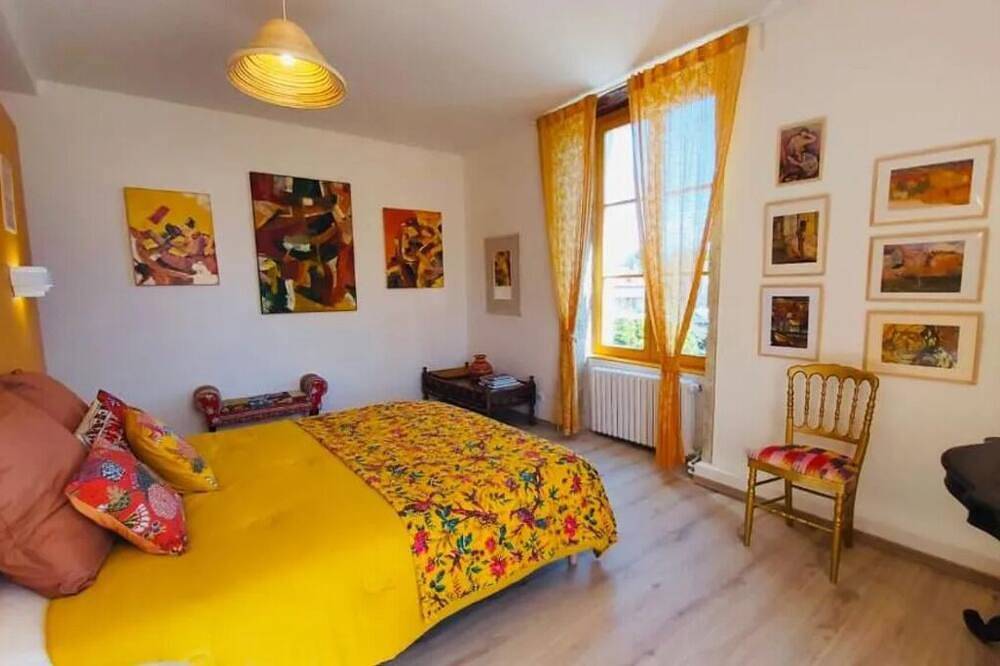 The colors of Commarin Chambre Jaune in Commarin, Beaune region