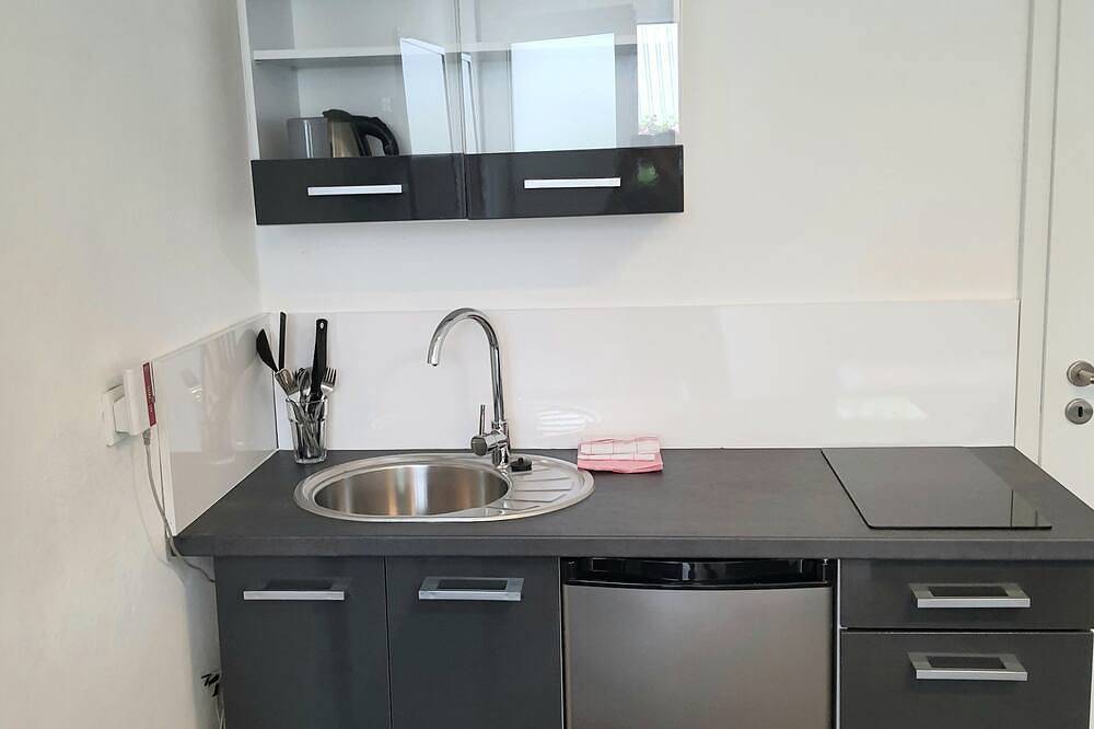 1-Zimmer- Apartment mit Küchenzeile, großem Tv und Dusche/Wc, 20qm in Straßenhaus, Rheinland-Pfalz