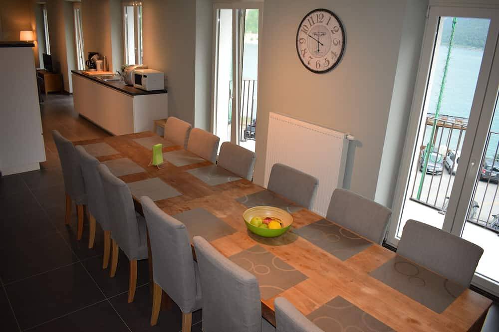 Ganze Wohnung, Le Bouquetin 1: geräumige Wohnung mit einem fantastischen Blick auf den Stausee in Mont-de-Lans, Les Deux Alpes