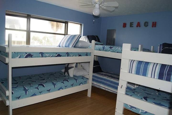 Vacation house for 14 people, with balcony and pool as well as yard in Galveston