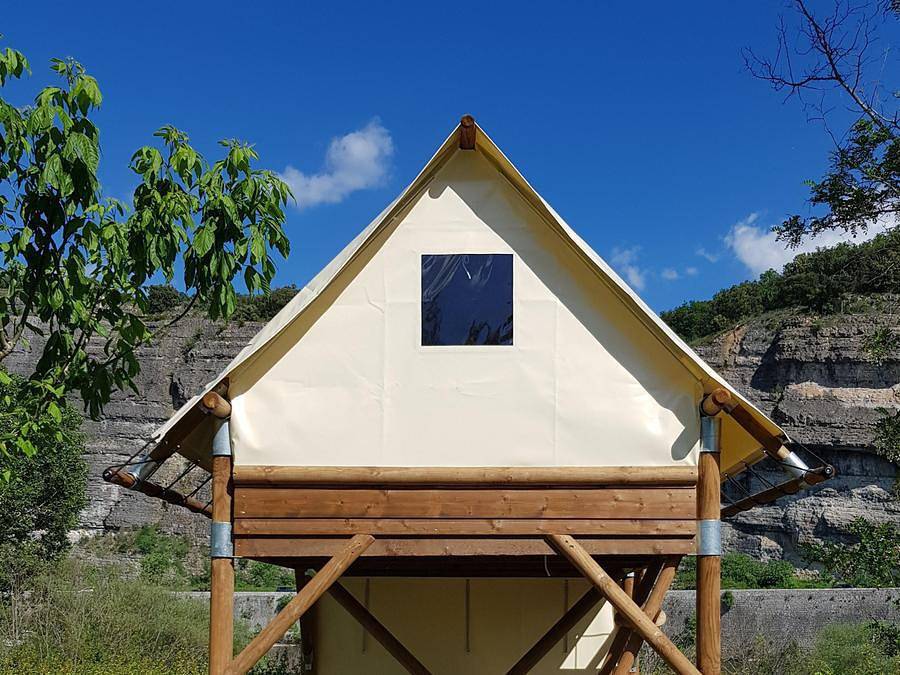 Flower Camping Le Riviera - Tente en toile et en bois 2 personnes - Tente Bivouac Confort + 6m² 1 chambre in Sampzon, Ardèche