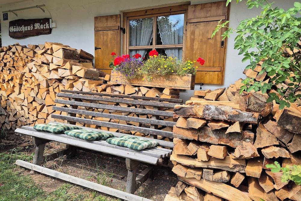 Ganze Wohnung, Gemütliche 1 Zimmer-Wohnung mit Terrasse und Blick auf die Berge in Oberau, Bayerische Alpen