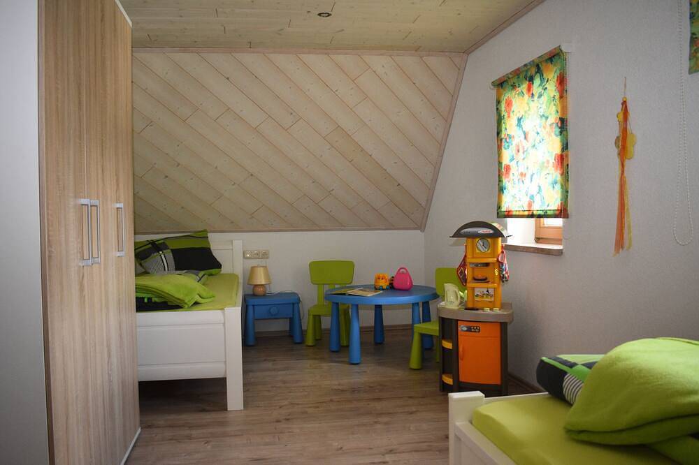 Familienferienwohnung, Kinderzimmer,  Spielplatz im Garten, 2-4 Personen in Bad Brambach, Chemnitz und Umgebung