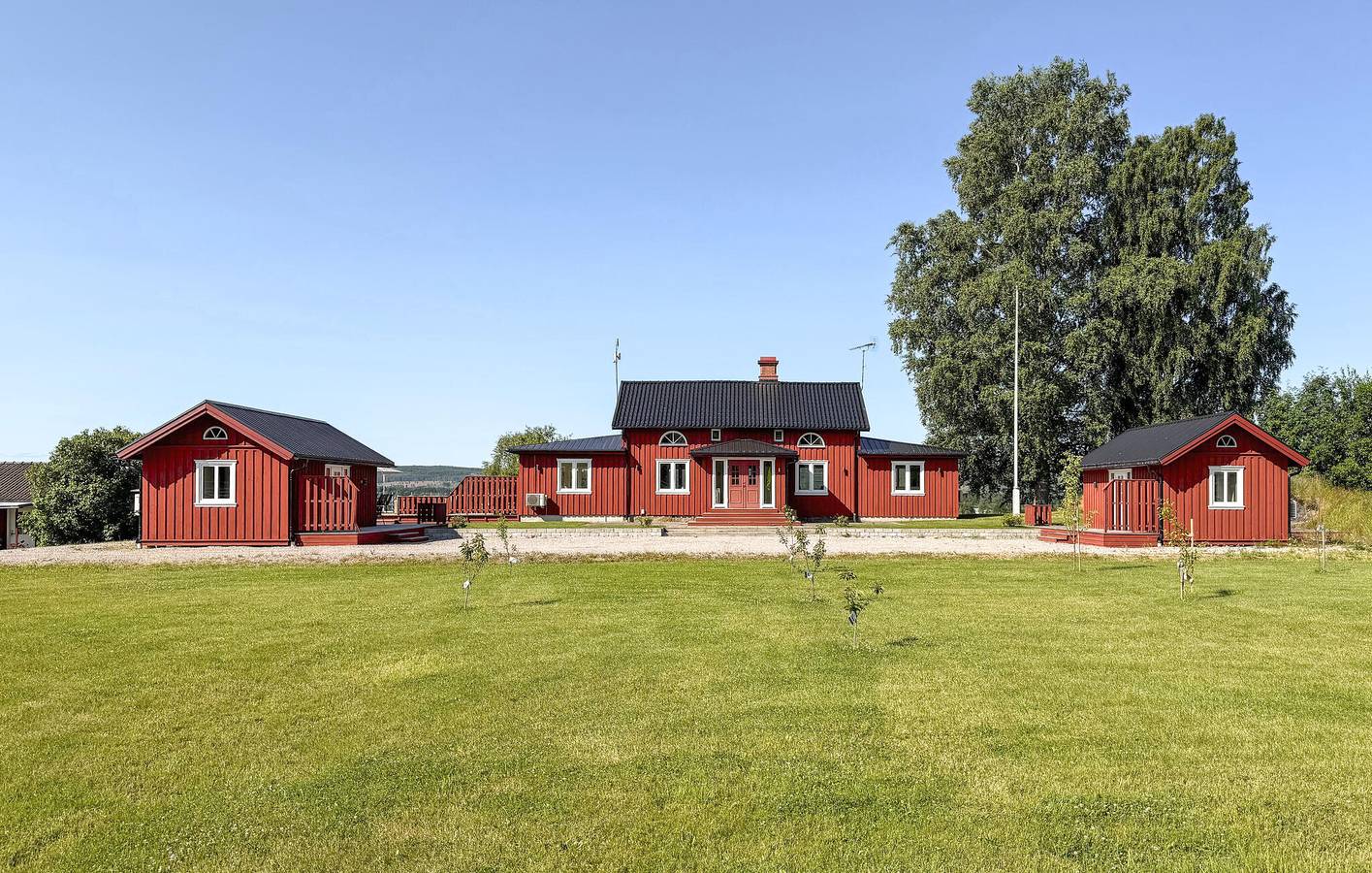 Hus för 12 Personer, med terass samt sjöutsikt och trädgård