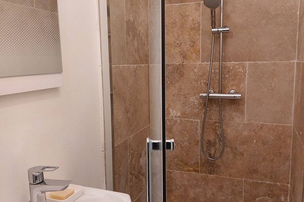 Appartement entier, Grand Studio en Provence (Proche Avignon & Route des Vins) in Roquemaure, Région de Nîmes