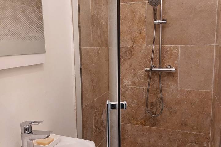 Entire apartment, Spacious Studio in Provence (Near Avignon & the Wine Route) in Roquemaure, Nimes region