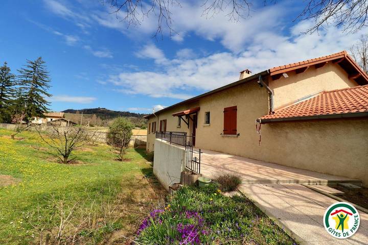 Gîte pour 4 personnes, avec jardin ainsi que terrasse et vue à Ratières