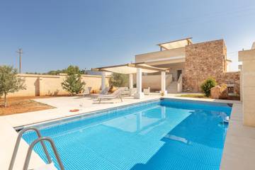 Location de vacances pour 8 personnes, avec jardin ainsi que terrasse et vue, animaux acceptés à Taviano