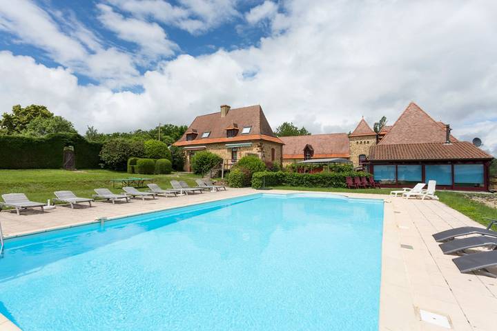 Villa pour 18 personnes, avec Balcon/Terrasse et Terrasse ainsi que Jardin et Piscine