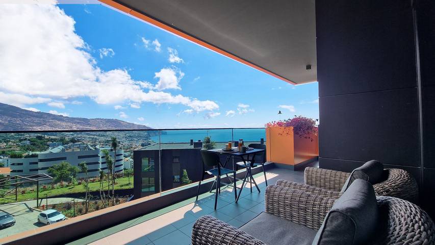 Apartment for 4 people, with Ocean view and Balcony as well as Garden and Pool in Funchal