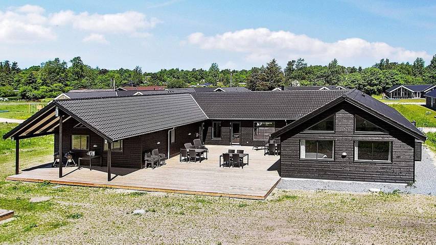 Ferieudlejning for 21 personer, med terrasse og pool såvel som sauna og jacuzzi, husdyr tilladt i Vejby