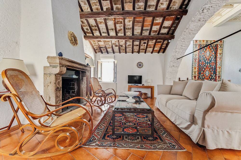 Entire apartment, Lake Bracciano Medieval Borgo - Charming Home - Aircond. Wifi in Bracciano, Lake Bracciano