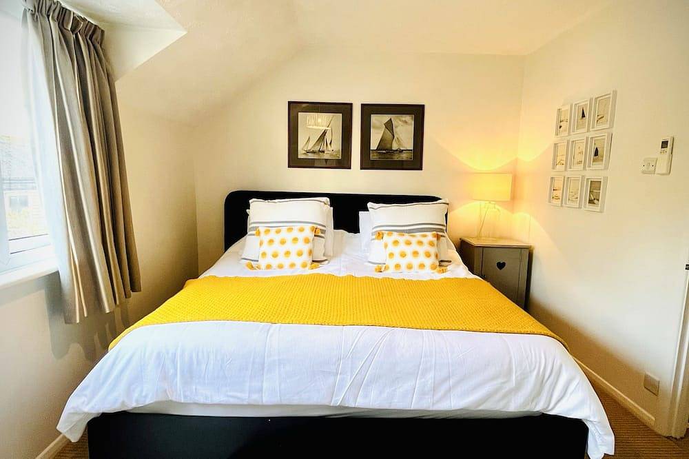 A cosy cottage by the sea with sea food and dog walks on the doorstep. in Mersea Island, Colchester