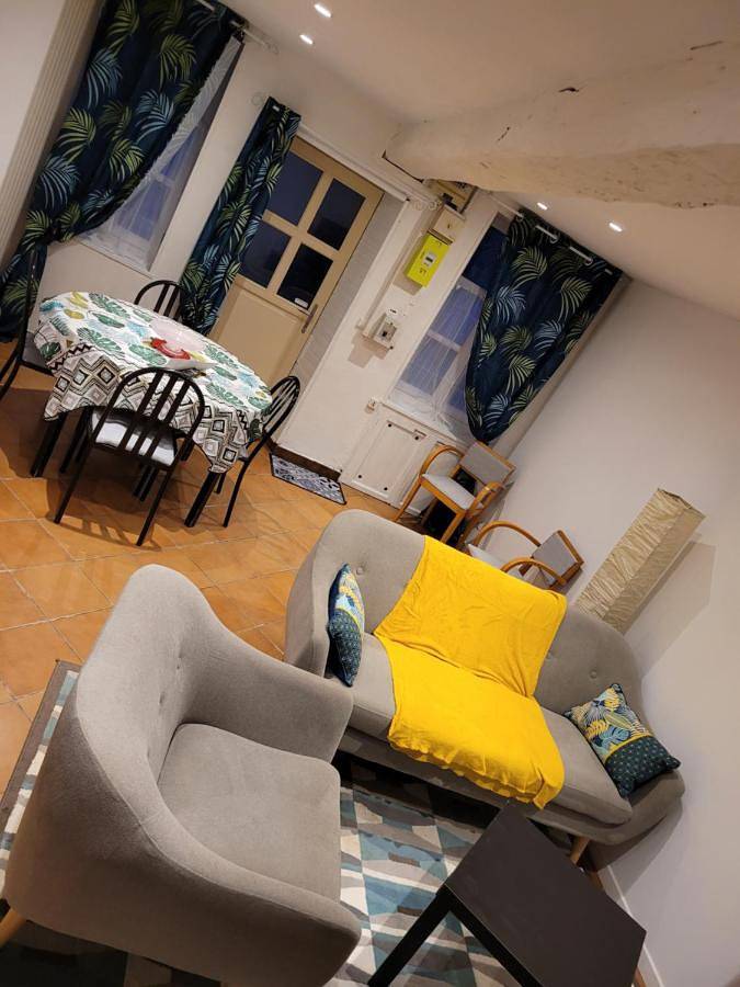 Two-Bedroom House in Coulanges-sur-Yonne, Région d'Auxerre