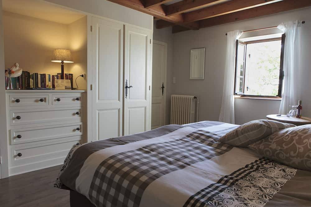 Maison à votre santé, chambre Vue de château, chambre d'hôtes proche de Saint-Emilion, Bordeaux in Savignac-de-Duras, Région de Marmande