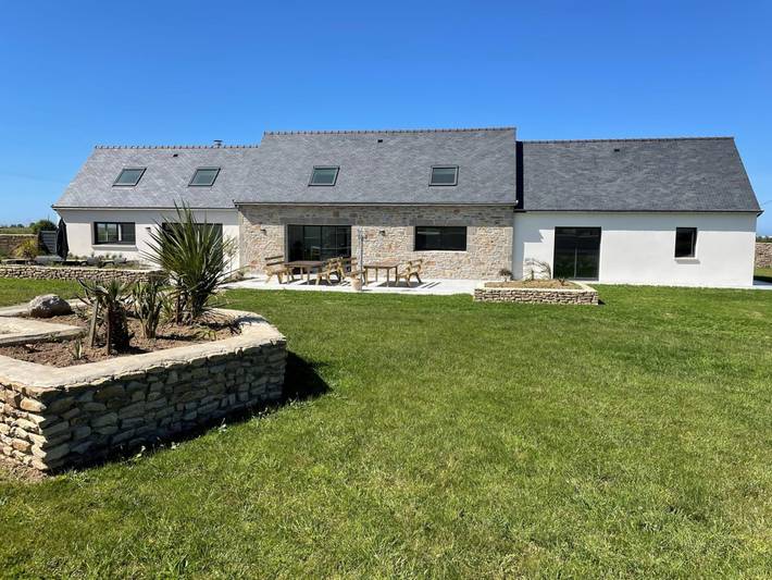 Gîte pour 15 personnes, avec piscine ainsi que jardin et terrasse, adapté aux familles à Ploudalmézeau