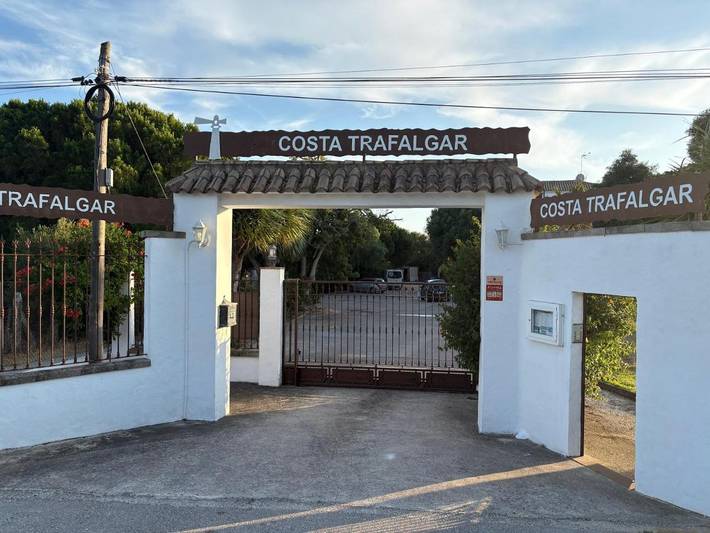 Apartamento para 3 personas, con Balcón y Terraza además de Jardín y Vistas en Cabo Trafalgar