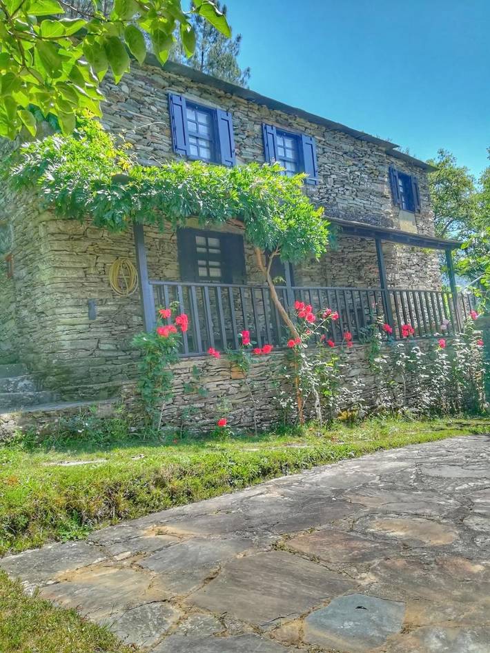 Maison de campagne pour 3 personnes, avec Balcon et Terrasse ainsi que Jardin et Vue sur le lac dans Castro Daire
