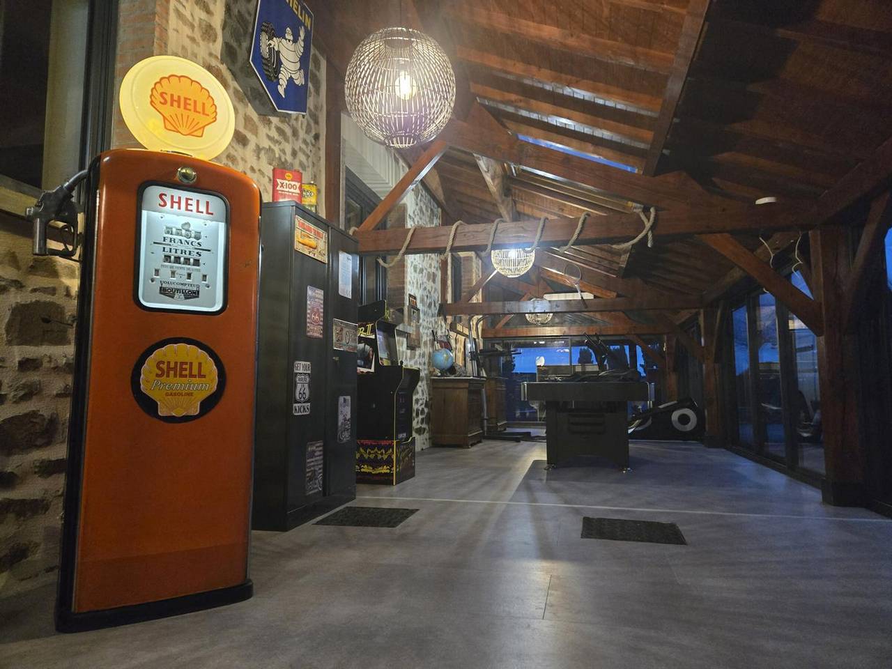 Gîte au calme avec piscine couverte, Wi-Fi et animaux acceptés in Sainte-Thérence, Région de Montluçon