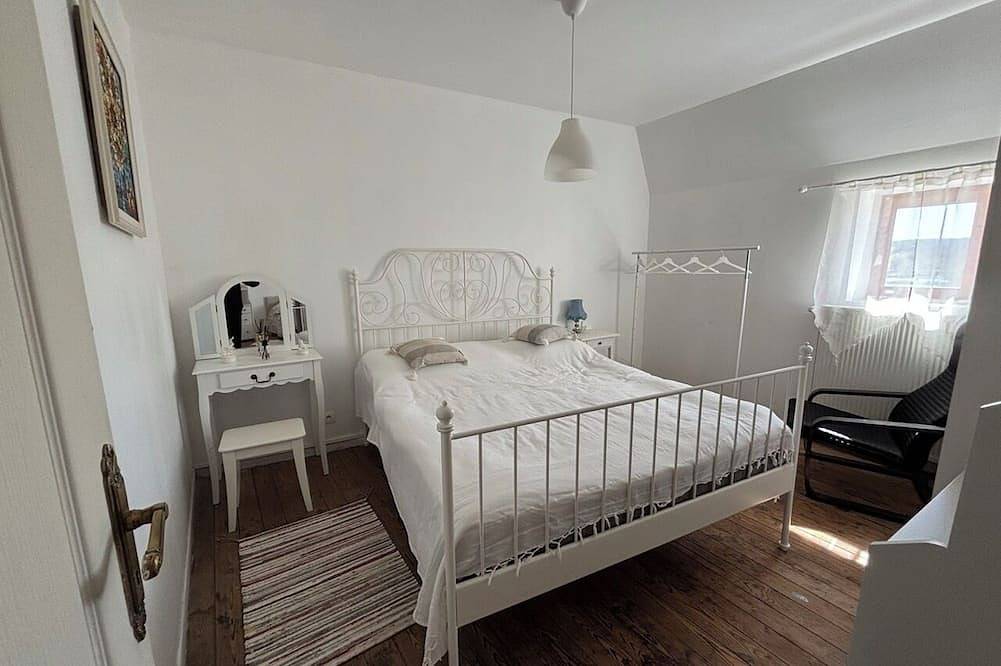 Ganze Wohnung, Authentic village apartment with river views in Yzeures-sur-Creuse, Loches und Umgebung