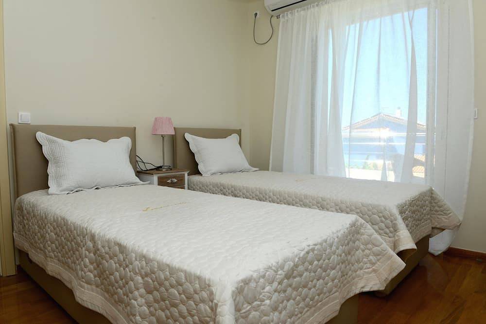 Citron Pale Villa with Private Pool in Golf von Kyparissia