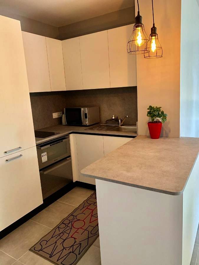 Gîte pour 4 personnes, avec terrasse ainsi que piscine et vue dans Office De Tourisme De Juan Les Pins - 2