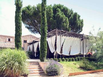 Hôtel pour 2 personnes, avec terrasse ainsi que piscine et jardin à Châteauneuf-le-Rouge