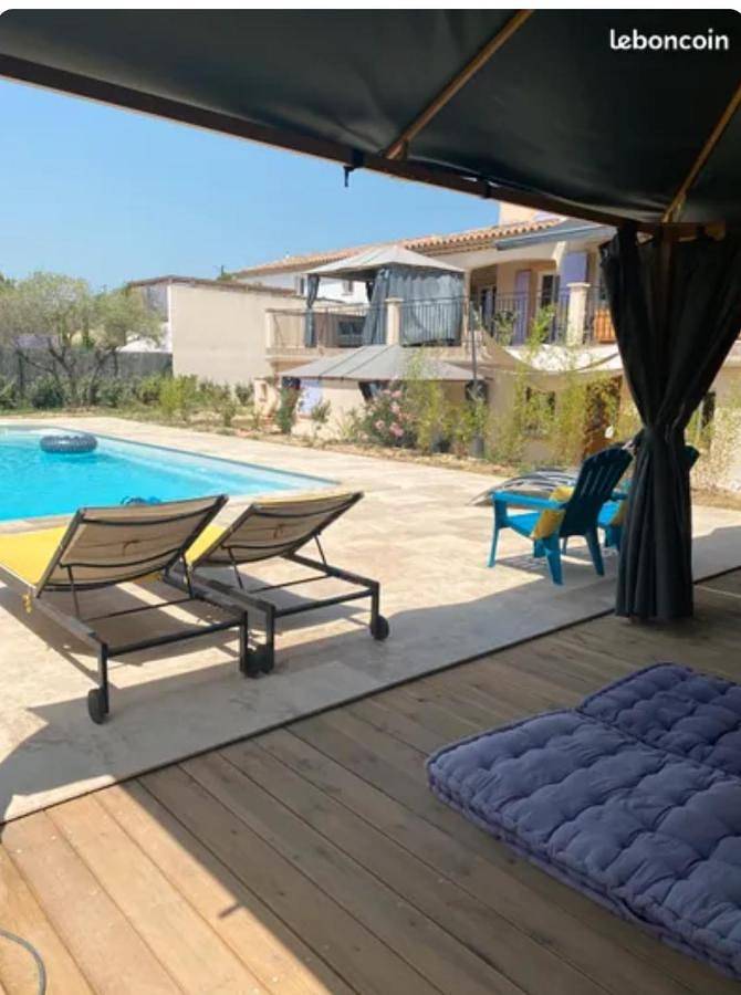 Location de vacances pour 17 personnes, avec terrasse ainsi que vue et piscine, animaux acceptés à La Fare-les-Oliviers - 3