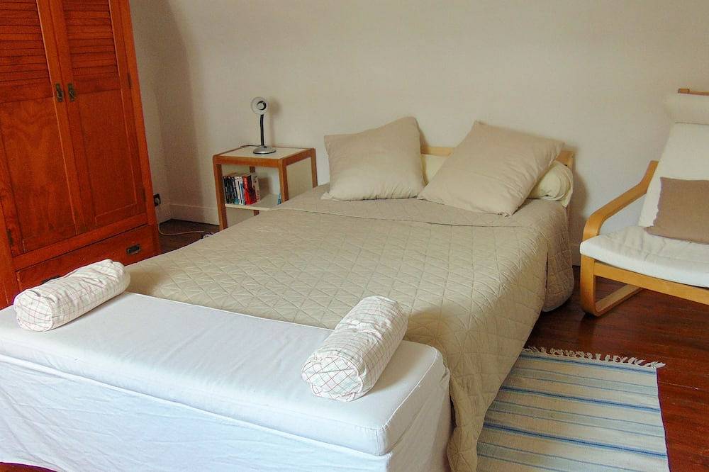 Guestroom in Petit-Couronne, Région de Rouen